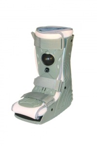 Orteza sztywna z tworzywa sztucznego na goleń i stopę (krótka) AT53030